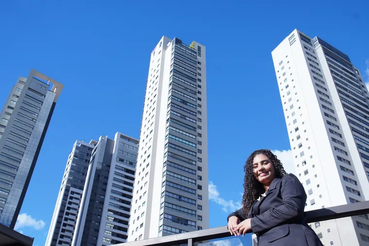 Clicia Vitória diante dos edifícios de Uberlândia